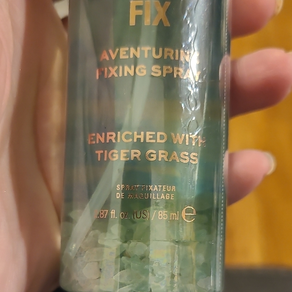 Revolution Aura Fix Aventurine Setting Spray with Tiger Grass - Picture 3 of 5